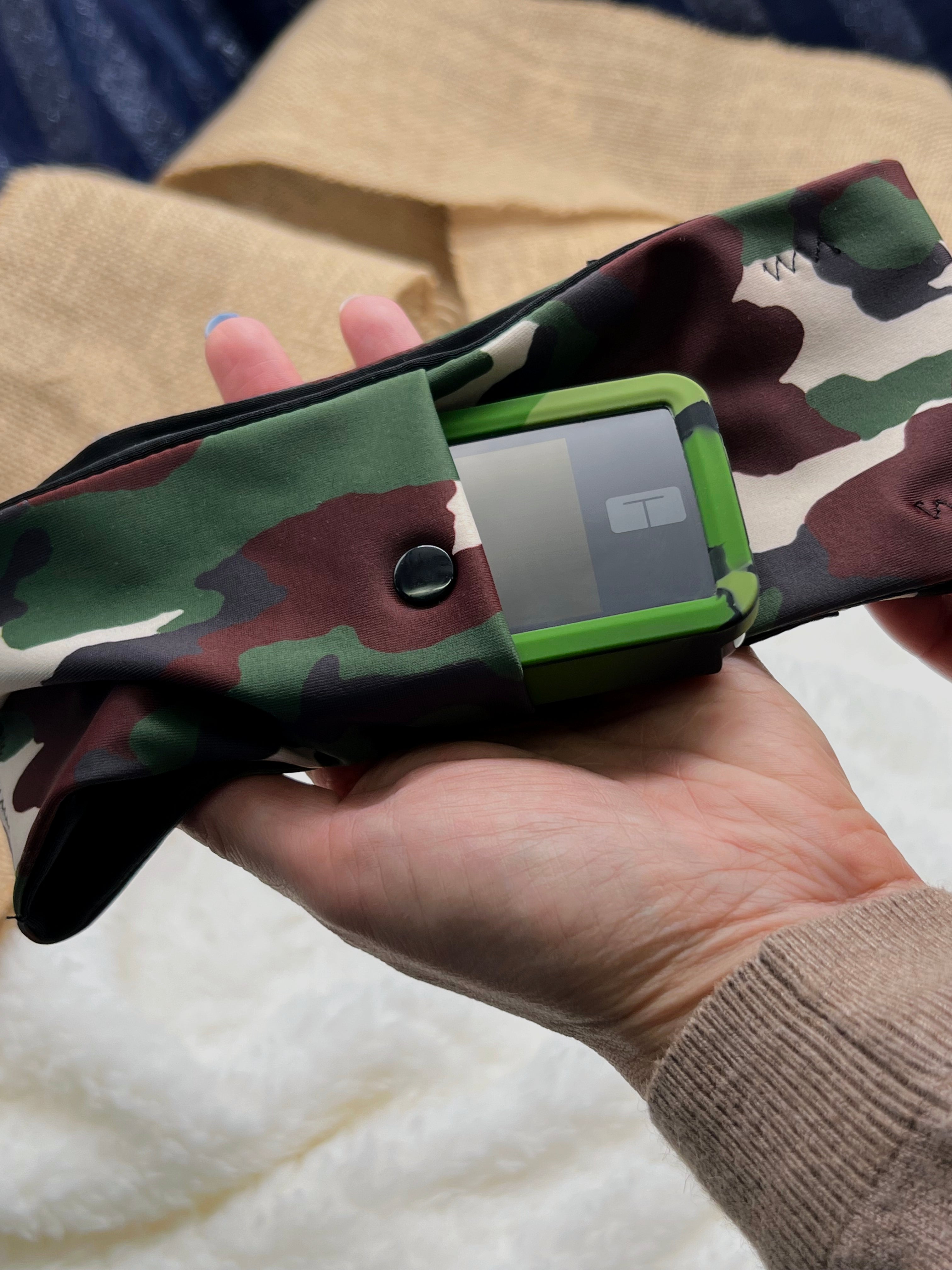 Camo_super_slim_pump_pouch_close
